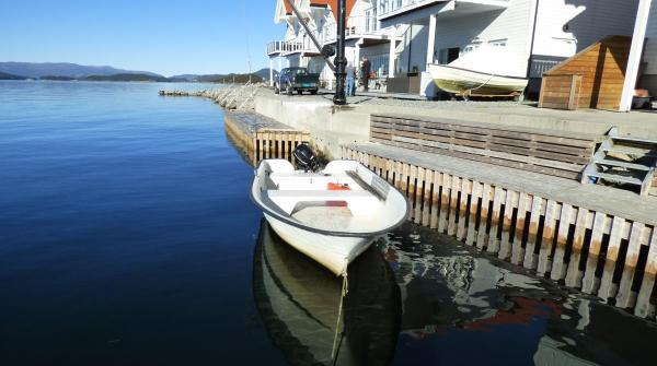 Bild "Fjorde:Boot_vor_Haus.png"