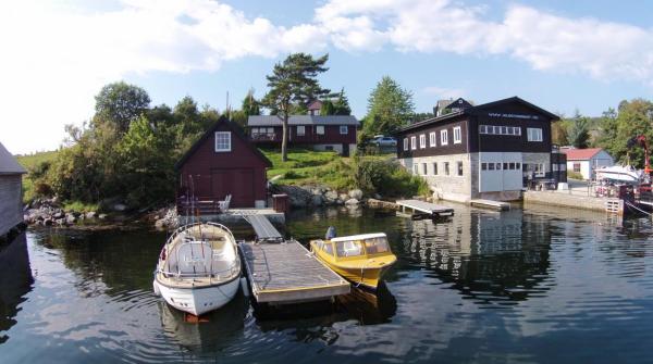 Bild "Fjorde:Emmabu-_Steg_vor_Haus.jpg"